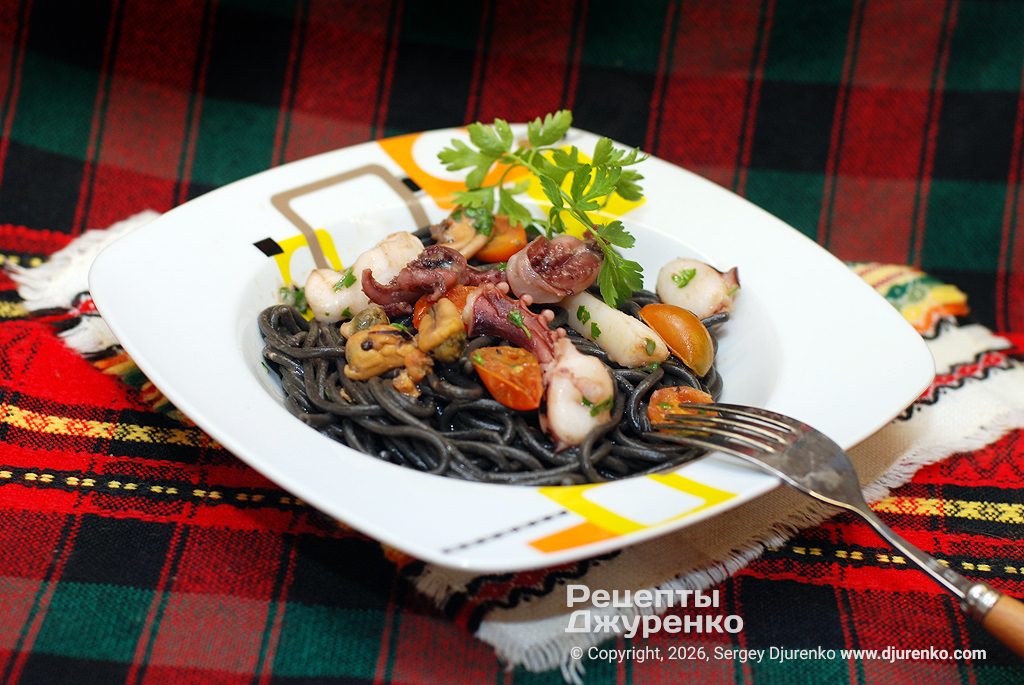 Спагетти неро с морепродуктами и анчоусами