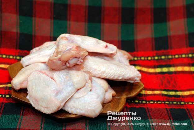 Куриные крылышки без тонокй части - идеально для блюда.
