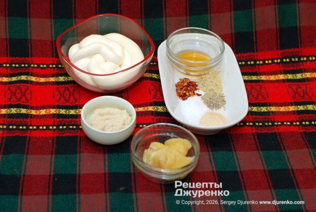 Подготовьте майонез и добавки для суса по-алабамски.