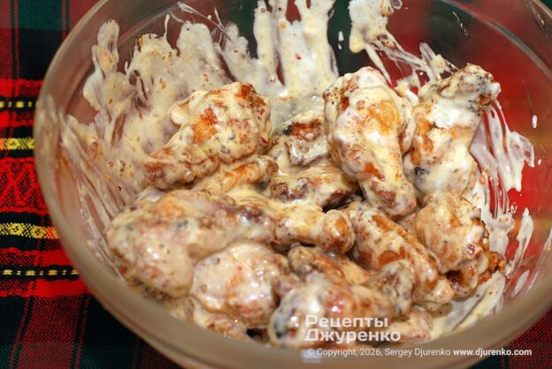 Смешать жареные куриные крылшки с белым соусом по-алабамски.