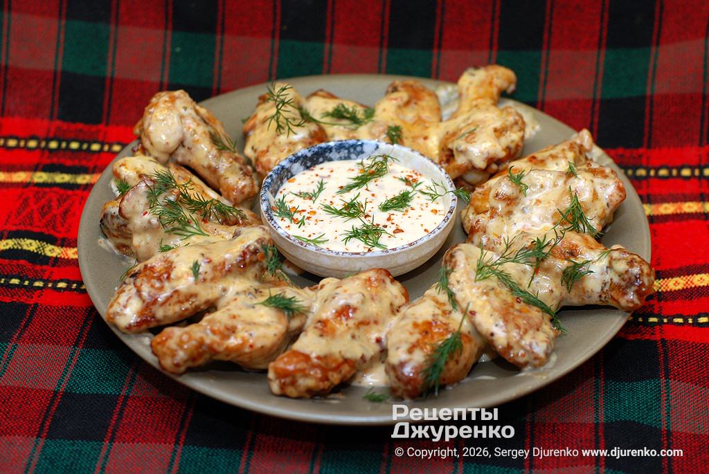 Жареные куриные крылышки по-алабамски в белом соусе