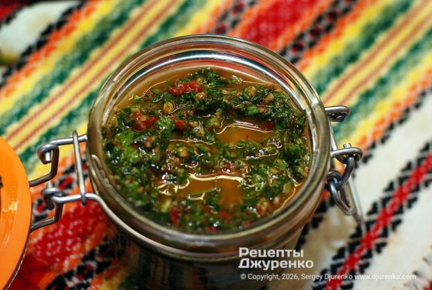 Переложить соус в банку и поставить на холод.