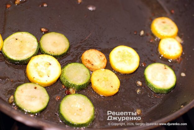 Вторую половину нарезать кружочками и обжарить до румяного состояния.