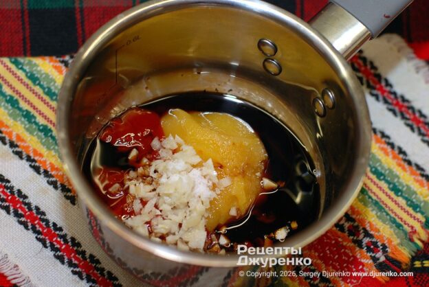 Смешать все ингредиенты для соуса - шрирача, мед и добавки.
