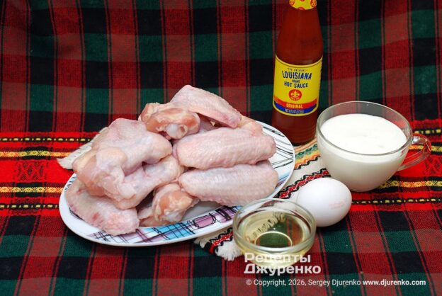 Куриные крылышки, пахта, маринад от огурцов, яйцо - все для подготовки.
