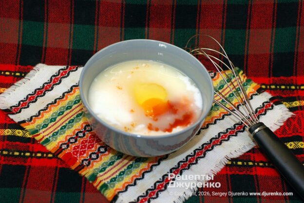 Смешать маринад для куриных крылышек.