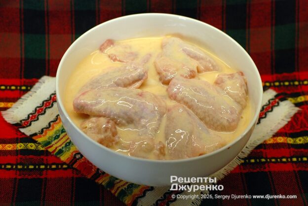 Залить крылья маринадом и поставить на холод.