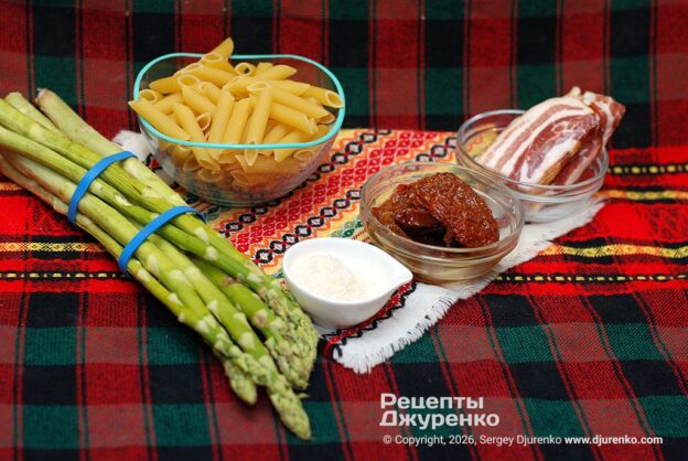 Зеленая спаржа, паста пенне и другие ингредиенты.