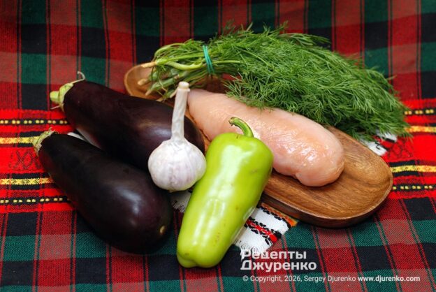 Куриное филе и овощи для салата.