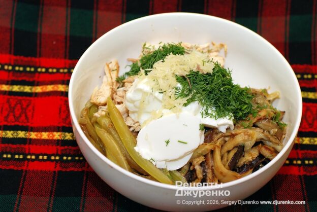 Измельчить курицу, баклажаны и перец полосками, добавить компоненты заправки.