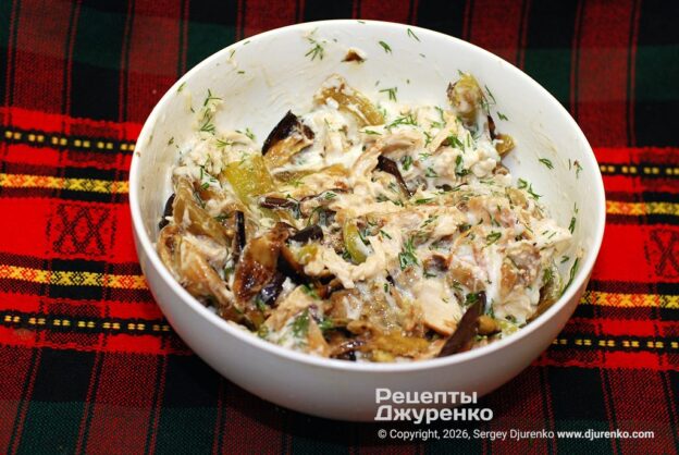 Смешать салат и разложить на тарелки.