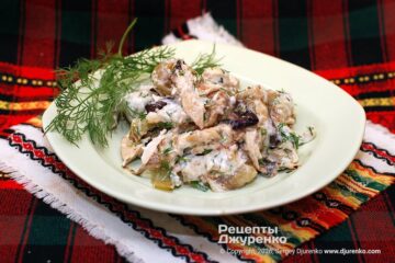 Салат из курицы и баклажанов с йогуртовой заправкой