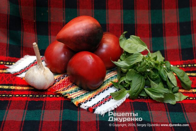 Для соуса маринара купите крупные спелые помидоры.