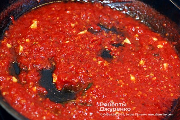 Тушить соус маринара до густоты.