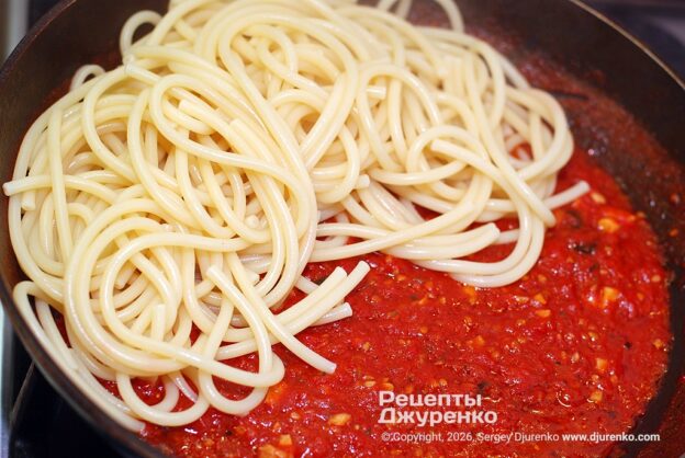 Смешать пасту букатини с соусом.