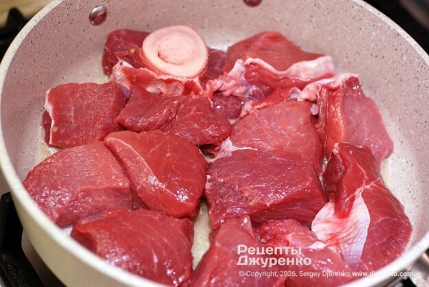 Обжарить говядину в сливочном масле.