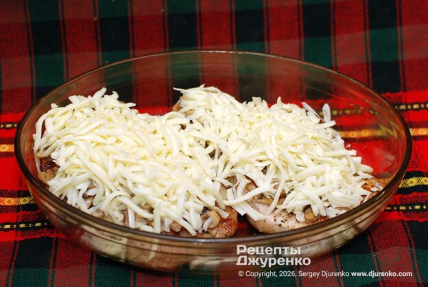 Посыпать отбивные натертым сыром.