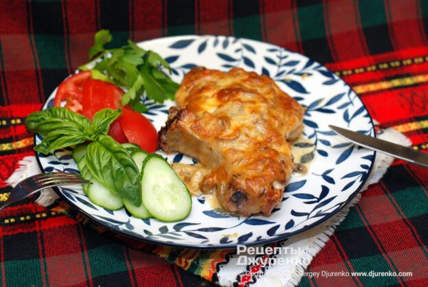Свиная отбивная с грибами запеченная под сыром