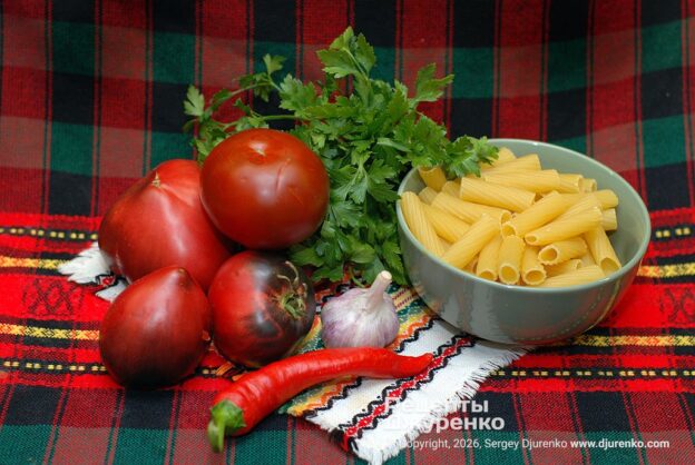 Нужны очень спелые помидоры и короткая паста.