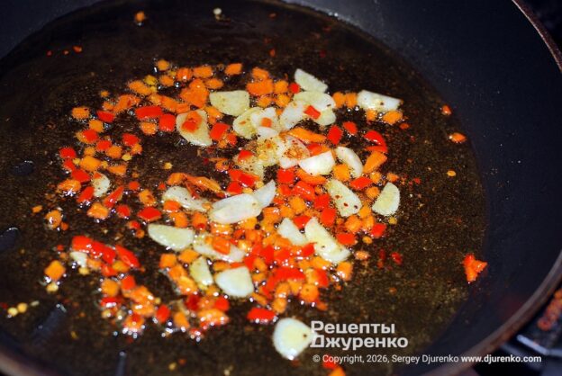 Обжарить в оливковом масле чили и чеснок.