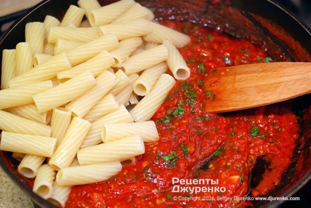 Смешать пасту и соус арабьята.